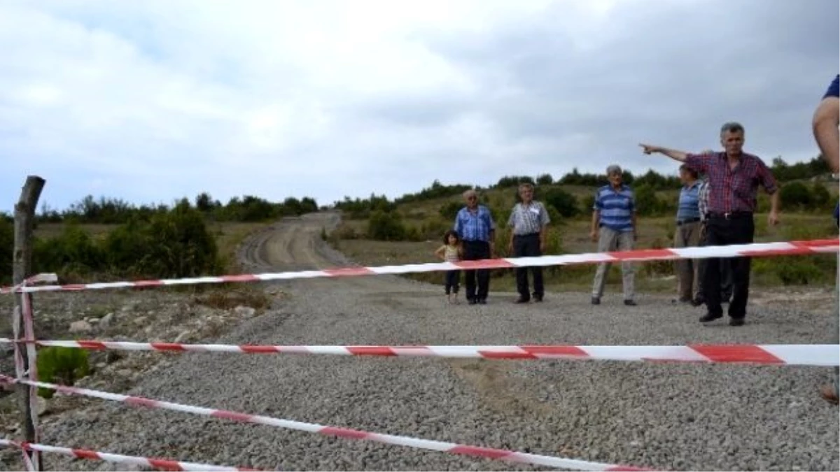 Yola Kazık Çakarak Trafiğe Kapattı