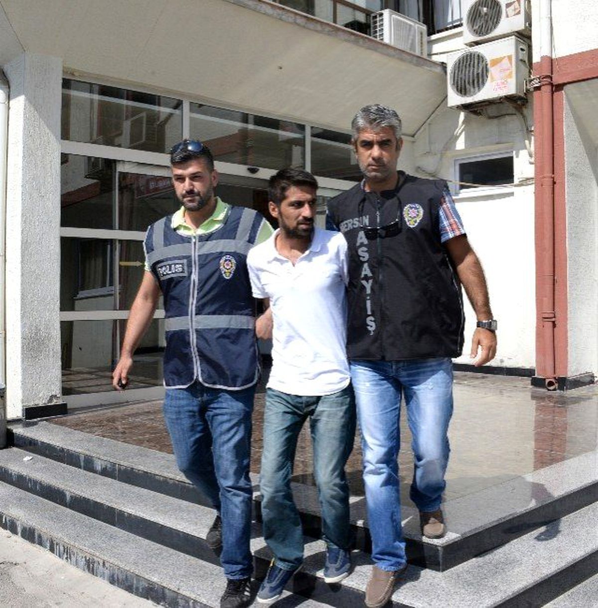 8 Suçtan Aranırken Arkadaşını Bıçaklayınca Yakalandı