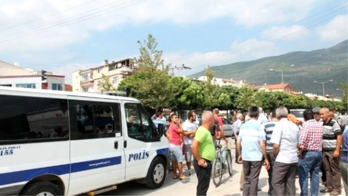 Karşıdan Karşıya Geçen Aileye Araç Çarptı: Dede Öldü, Torununun Parmağı Koptu