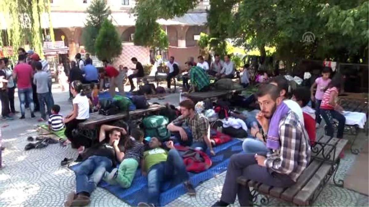 Avrupa\'ya Gitmek İçin Bekleyen Sığınmacıların Bekleyişi Sürüyor