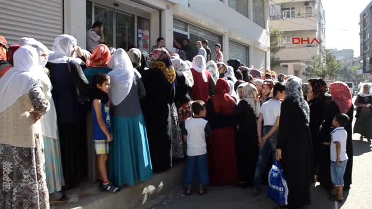 Batman\'da Bayram Yardımı İzdihamı