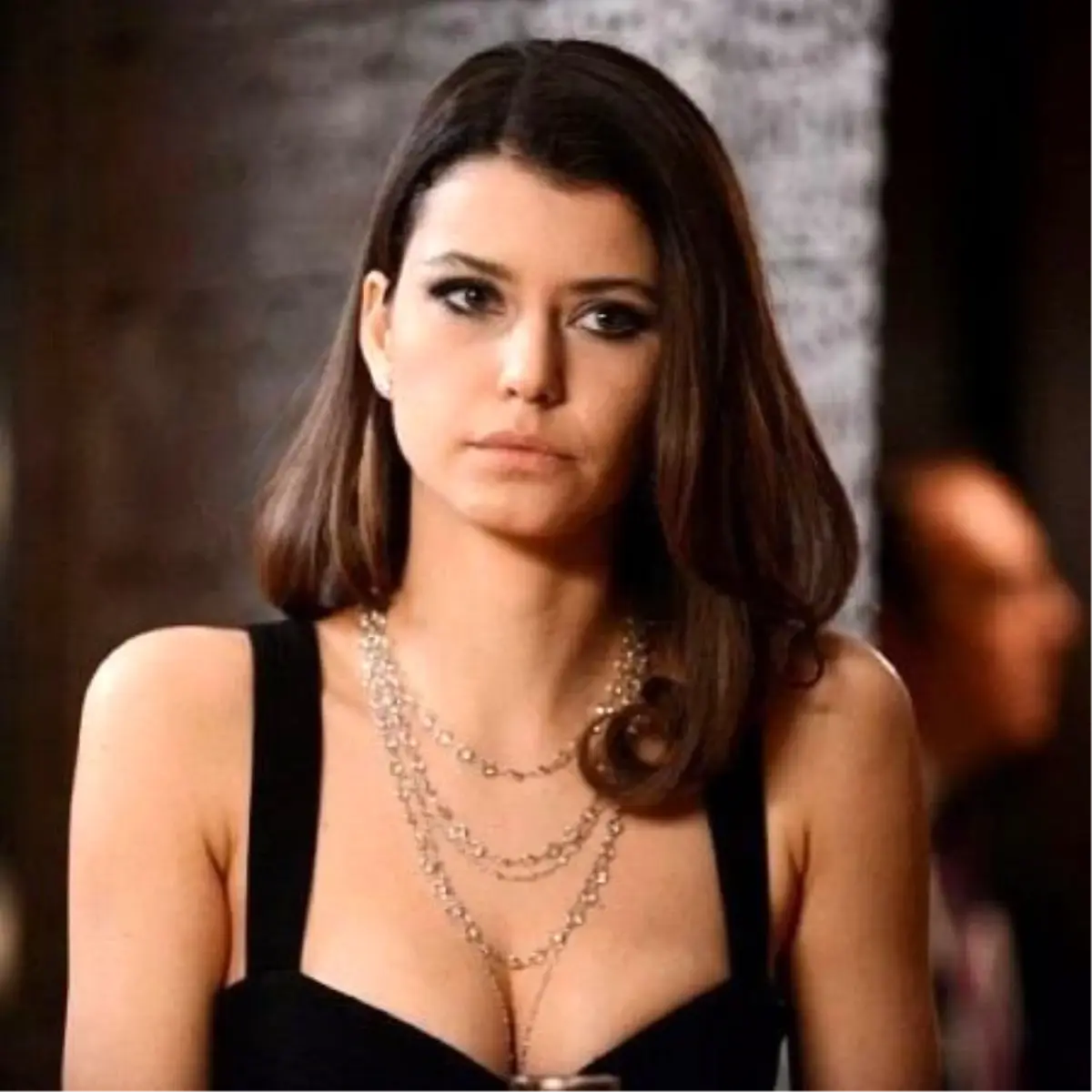 Beren Saat\'e Hayranlarının Tepkisi Dinmiyor