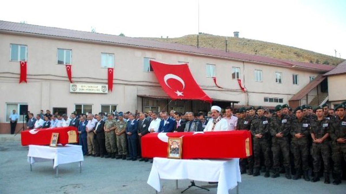 Bitlis\'te Şehit Polisler İçin Tören Düzenlendi