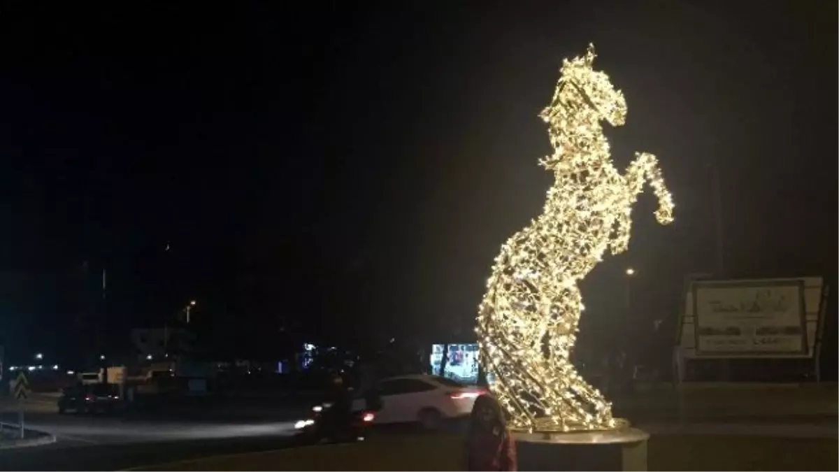 Bolu Caddeleri Led Işıklı At Figirü ile Renklendi