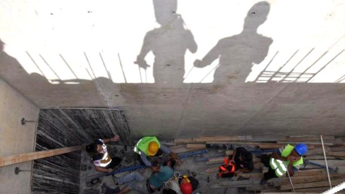 İnşaatta 6 Metrelik Boşluğa Düşen İşçi, İtfaiye Merdivenine Bağlanan Halatla Kurtarıldı