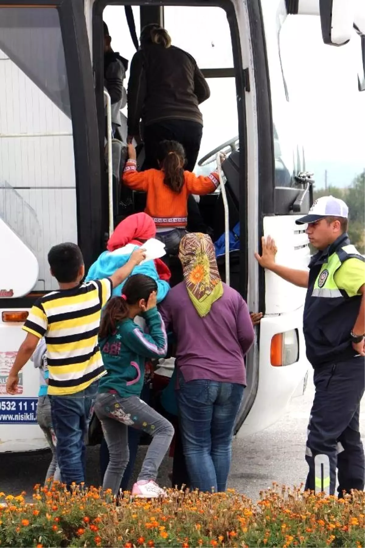 Kamplara Geri Dönen Suriyelilere Jandarmadan Sabah Kahvaltısı