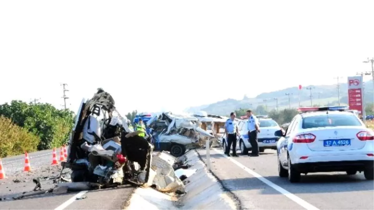 Kamyon, Minibüsü İkiye Böldü, O Anlar Kameraya Yansıdı: 1 Ölü 2 Yaralı