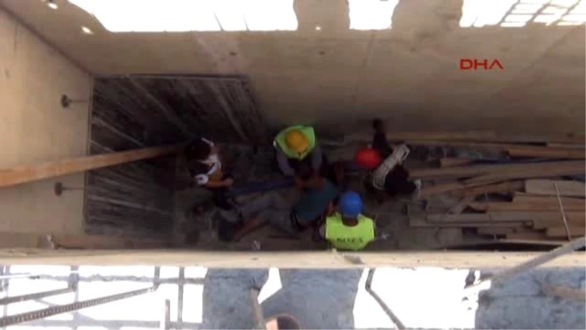 Karaman İnşaatta 6 Metrelik Boşluğa Düşen İşçi, İtfaiye Merdivenine Bağlanan Halatla Kurtarıldı