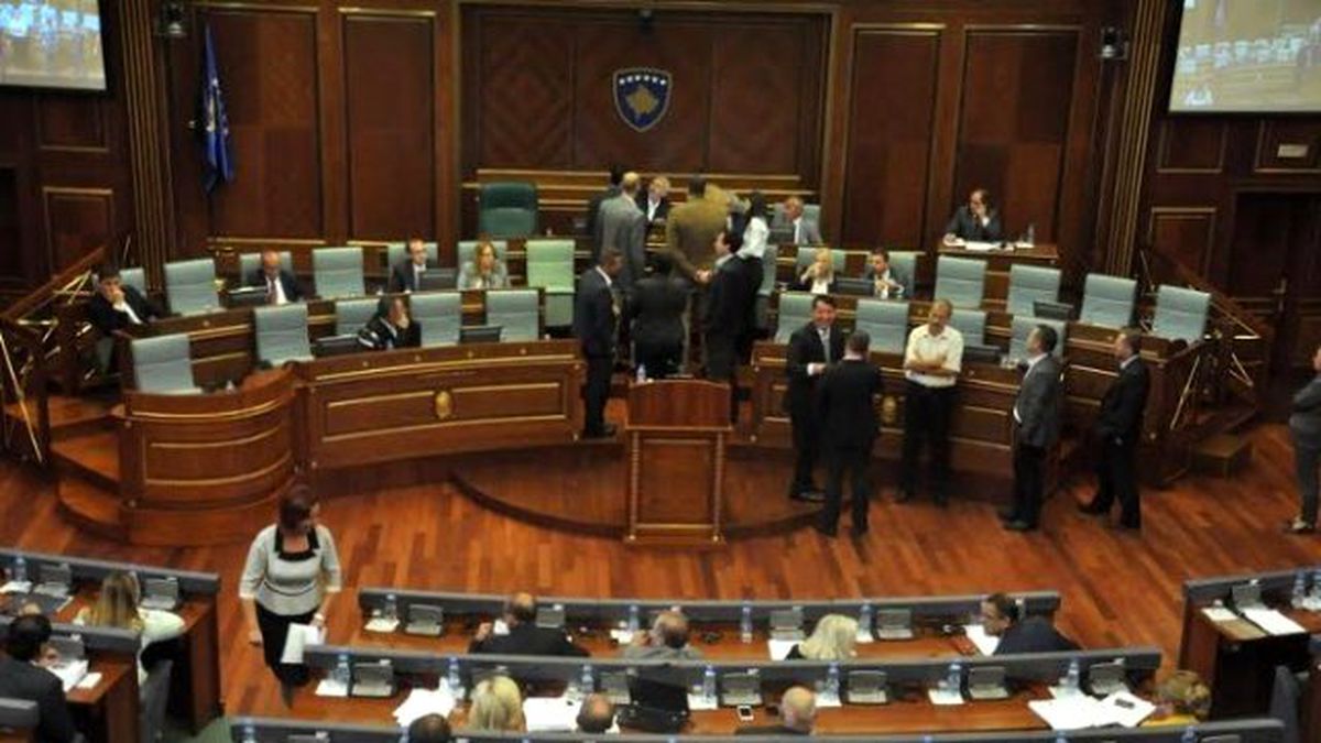 Kosova\'da Muhalefet Meclis Kürsüsüne Yürüdü