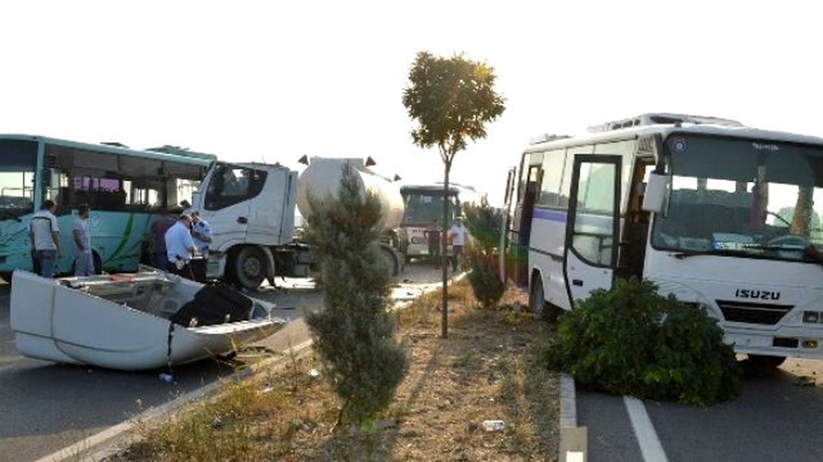Manisa\'da Zincirleme Trafik Kazası: 5 Yaralı