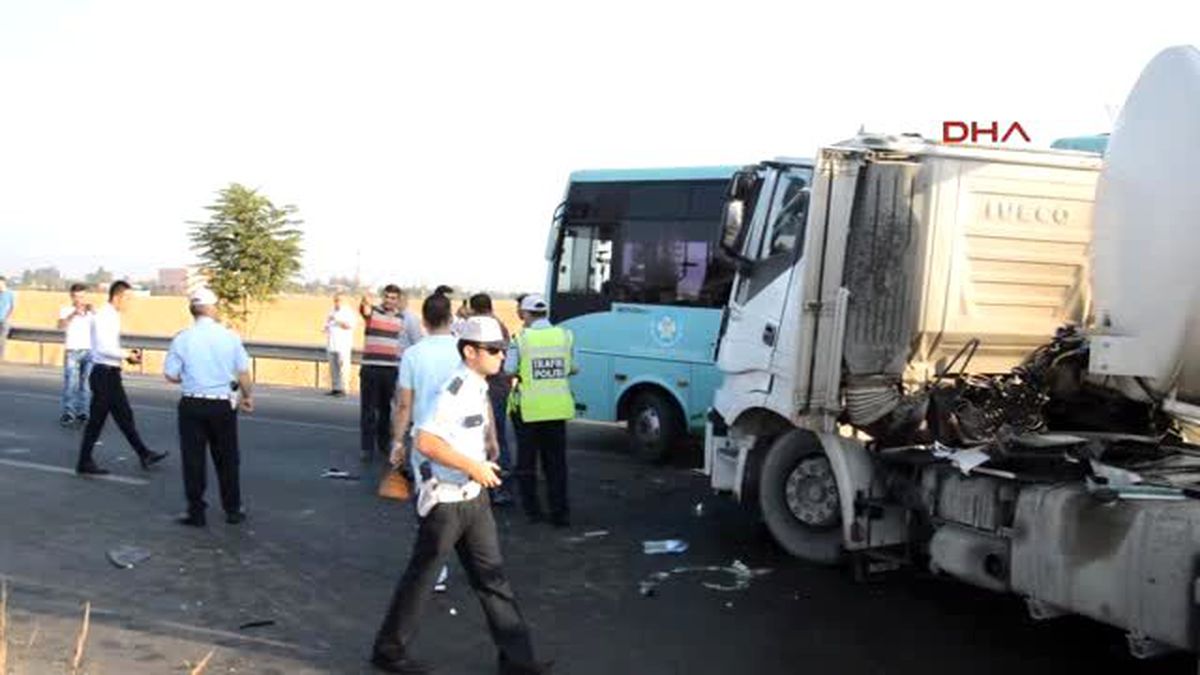 Manisa - Halk Otobüsü Sağ Şeritte Aniden Durunca Dört Araç Birbirine Girdi: 4 Yaralı