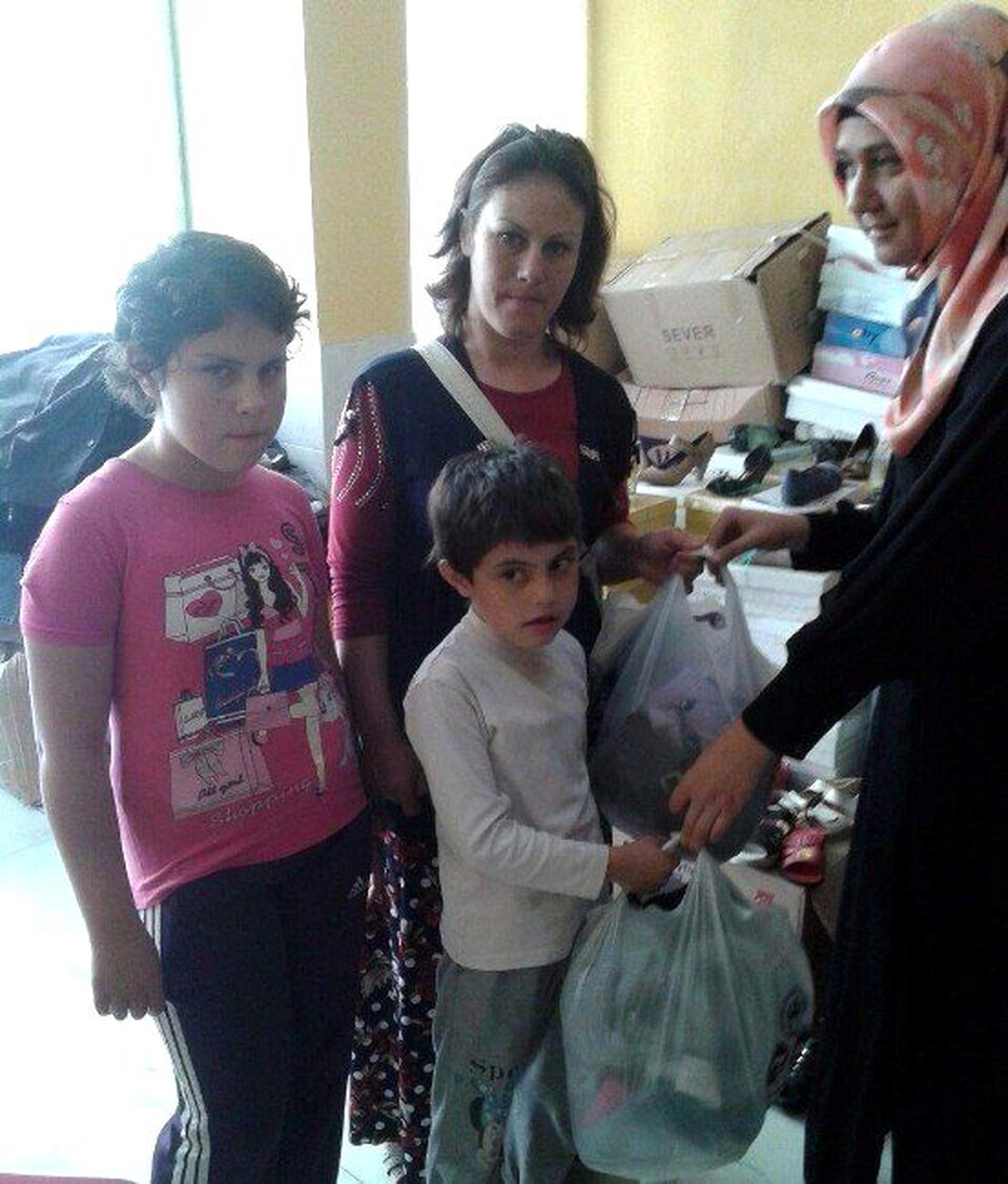 Meydan Aşevi Derneği\'nden Ayakkabı Yardımı