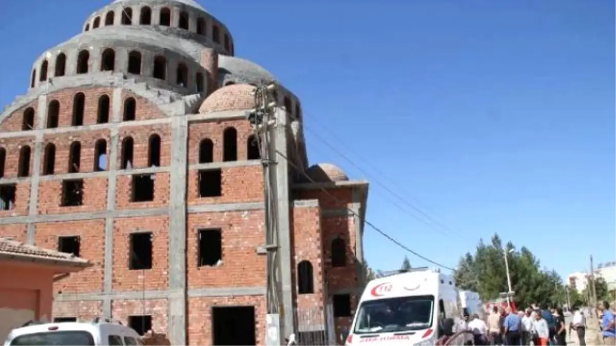 Midyat\'ta Cami İskelesi Çöktü: 5 İşçi Yaralı