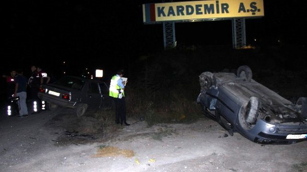 Polisten Kaçan Alkollü Sürücü Park Halindeki Araca Çarptı: 2 Yaralı