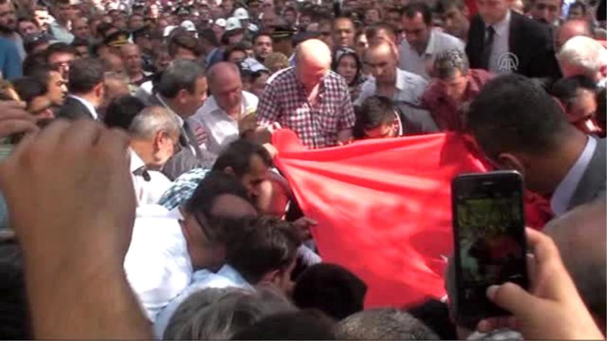 Şehit Polis Memuru Arslan\'ın Cenazesi Toprağa Verildi