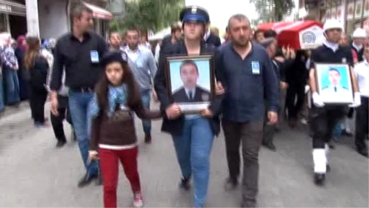 Şehit Polis Memuru Çağdaş Arslan\'ın Cenazesi Toprağa Verildi