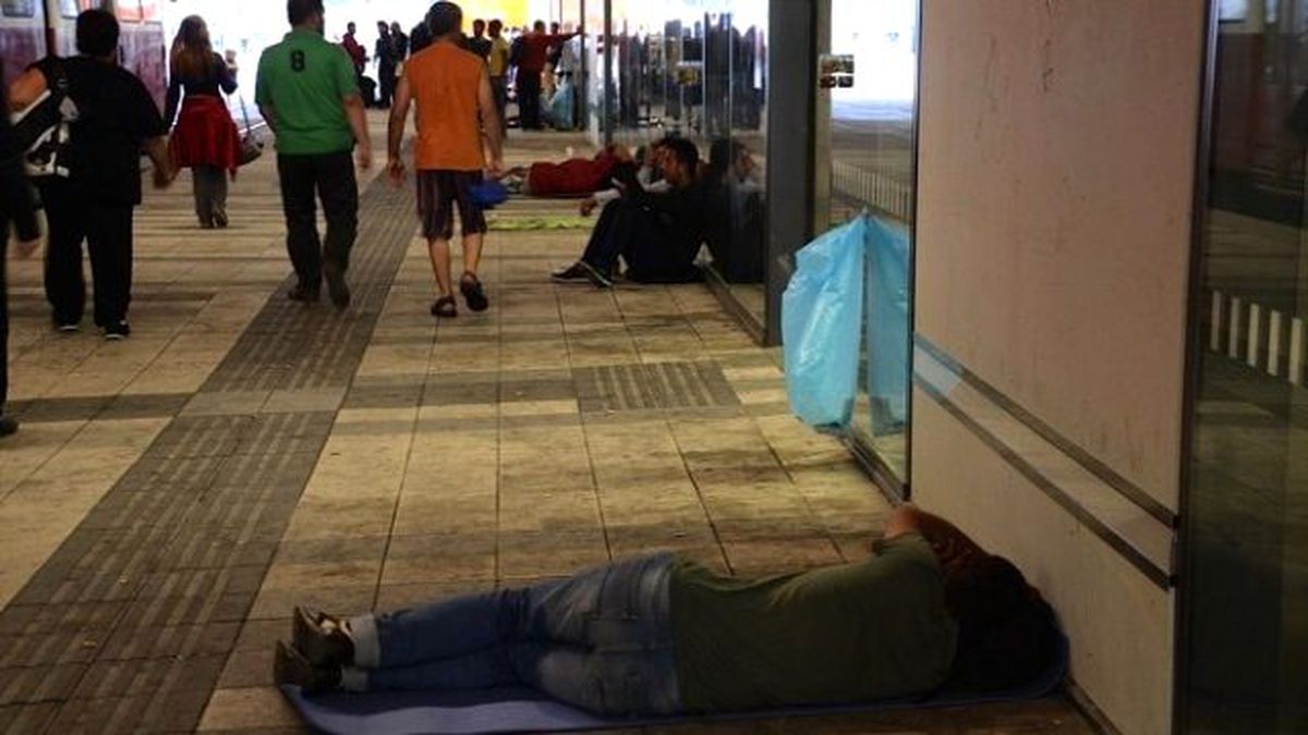 Sığınmacılar, Avusturya\'da Tren İstasyonlarını Kamp Alanına Çevirdi