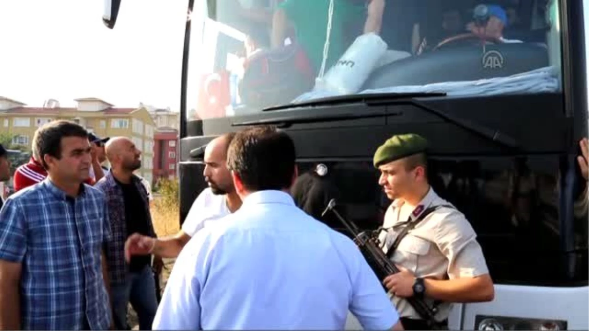 Sığınmacıları Taşıyan Otobüs Güzergah Dışına Çıkınca Polis Ekiplerince Durduruldu