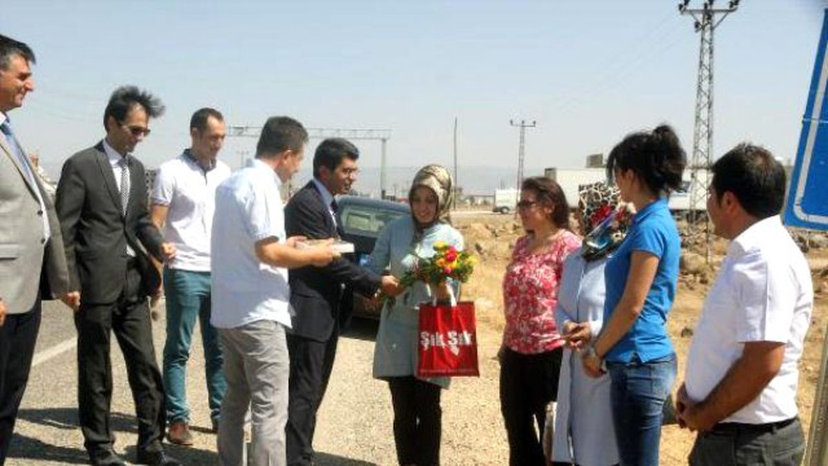 Şırnak\'a Atanan Öğretmenler Çiçek ve Çikolata ile Karşılandı