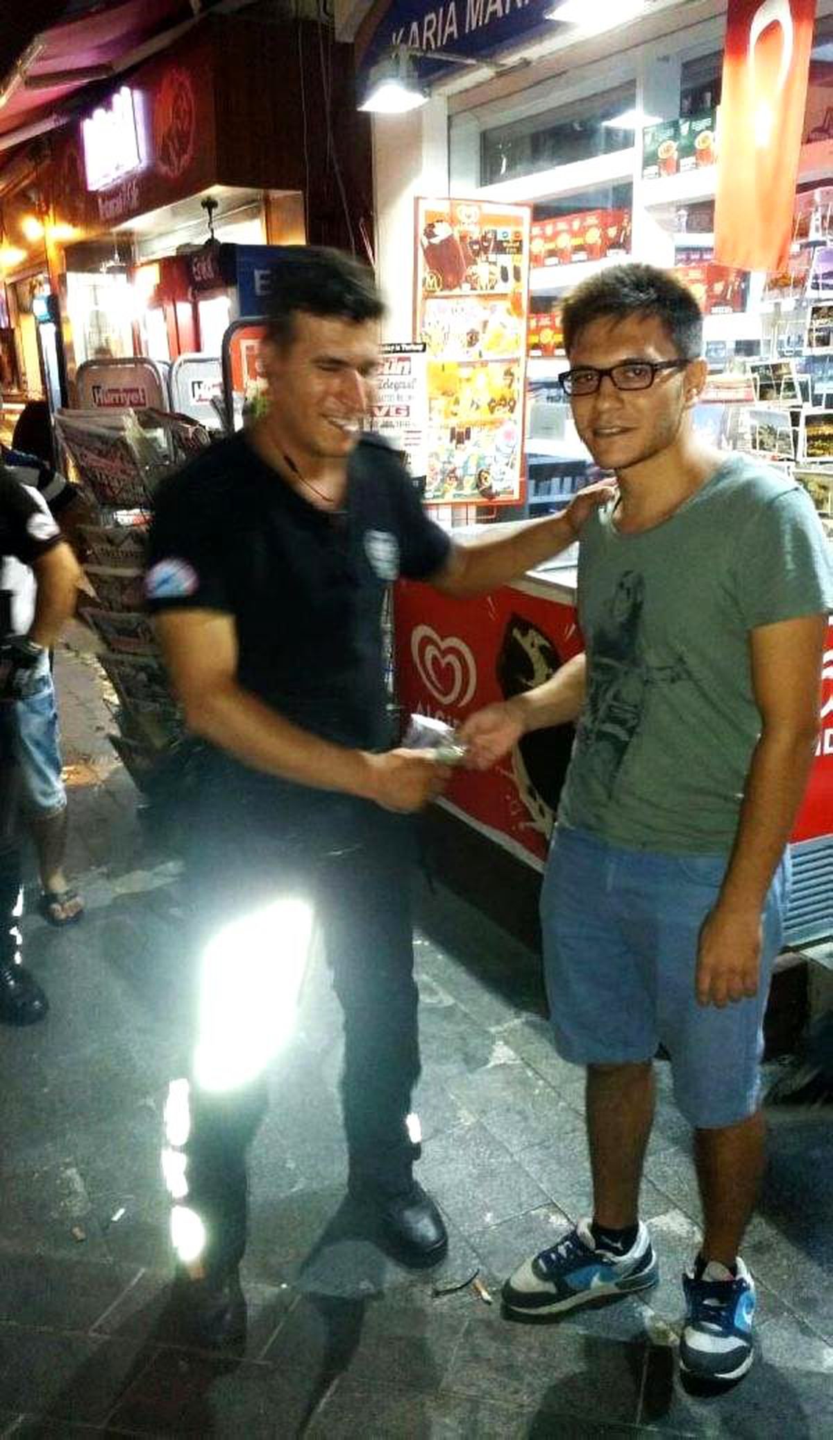 Tatilci Genç, Sokakta Bulduğu 2 Bin Doları Polise Teslim Etti