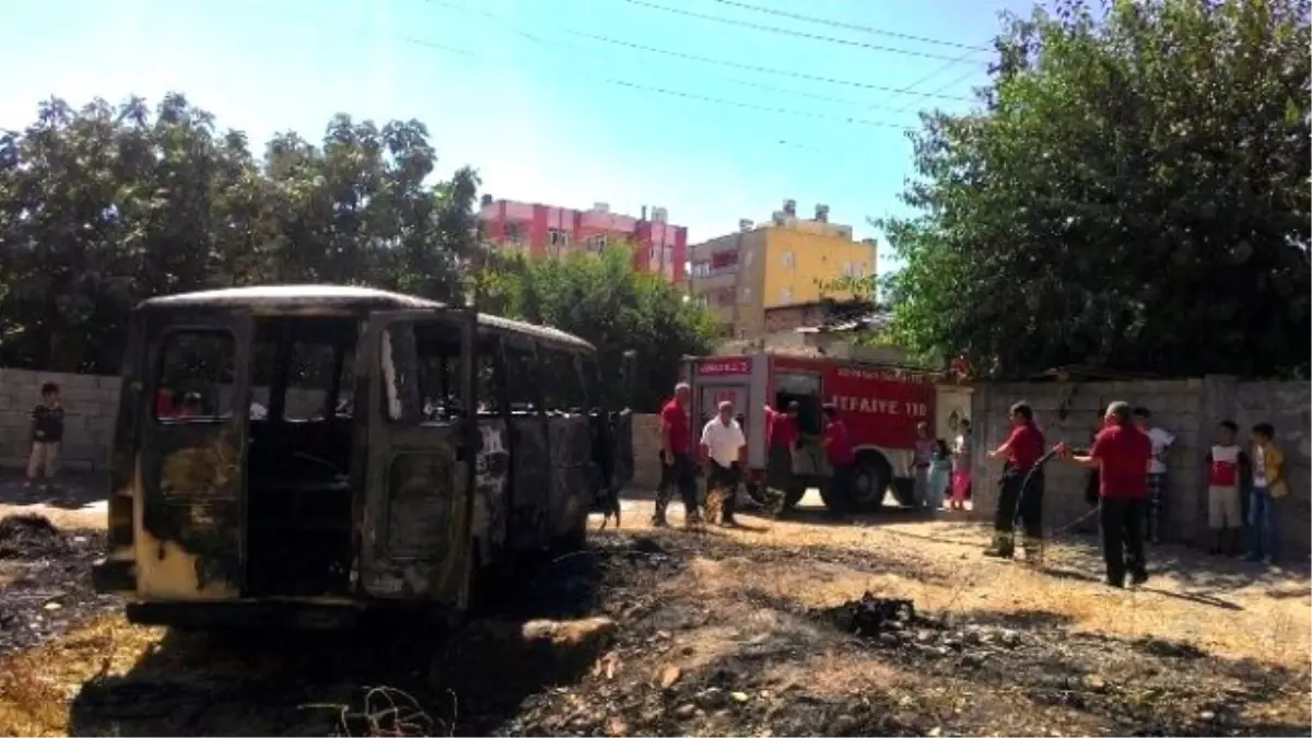 Terk Edilmiş Minibüs Yandı