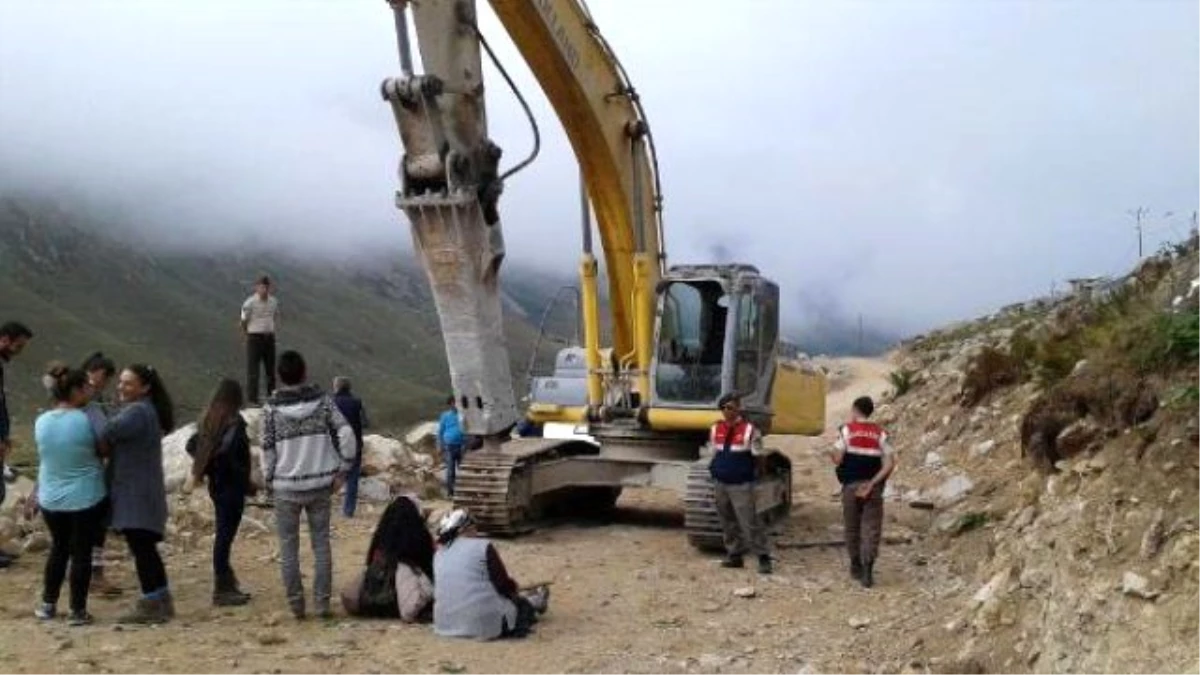 Villagers Block Road After Heavy Equipment Hit Halted Road Construction Area İn Rize