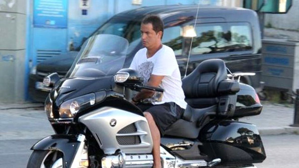 Acun, Lüks Motosikletiyle Dönerciye Gitti
