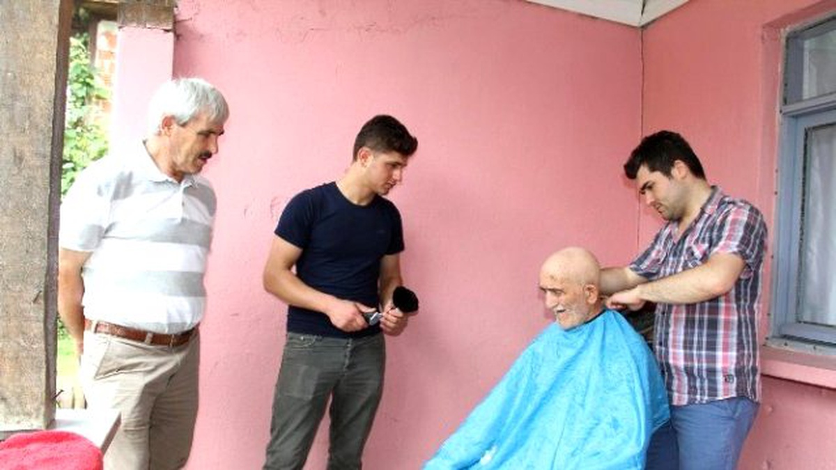 Akyazı\'da Her Ay Düzenli Olarak Yaşlılara Ücretsiz Traş Hizmeti