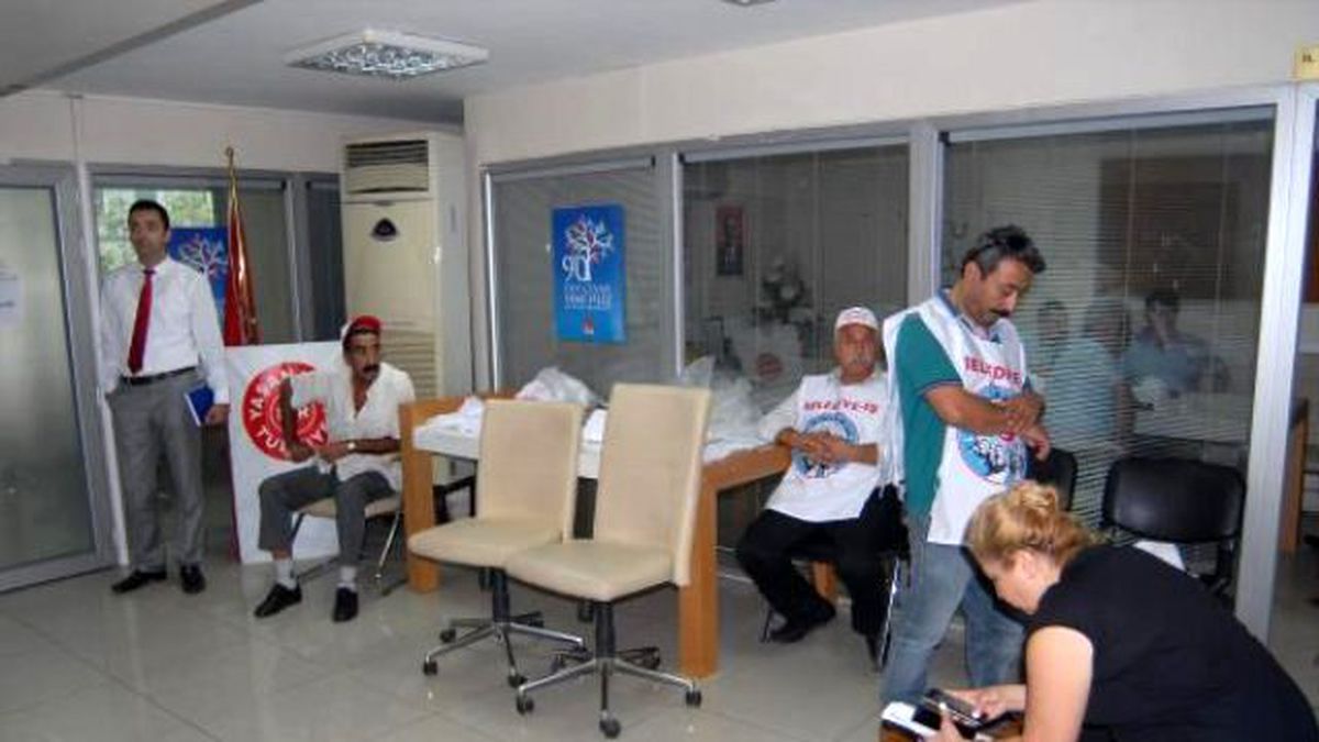 Bayraklı Belediyesi İşçileri, CHP İl Binasını Bastı