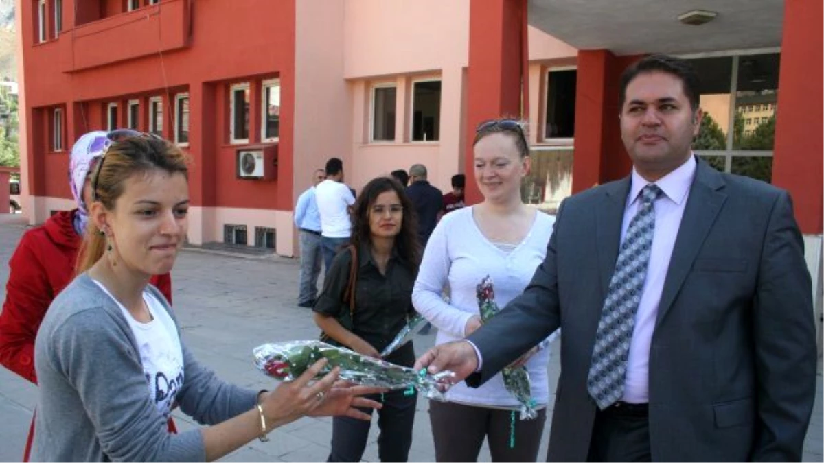 Bitlis\'e Atanan Öğretmenler Güllerle Karşılandı