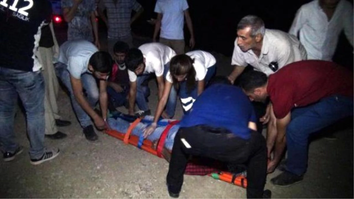 Elazığ\'da Kamyonetle Otomobil Çarpıştı: 1 Ölü, 4 Yaralı