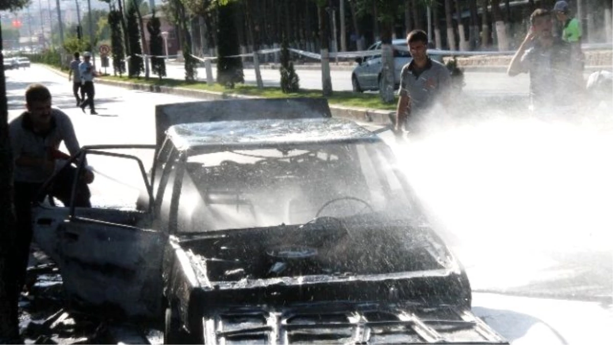 Elazığ\'da Seyir Halindeki Otomobil Yandı