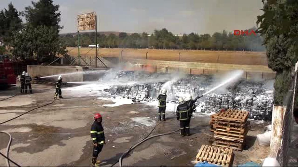 Gaziantep Fabrikanın Bahçesinde Çıkan Yangın Korkuttu