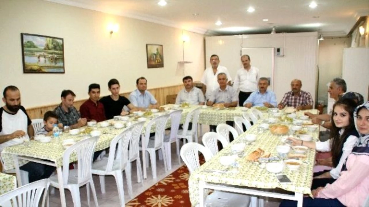 İmam Hatip Lisesi Mezunu Öğrenciler Veda Yemeğinde Bir Araya Geldi