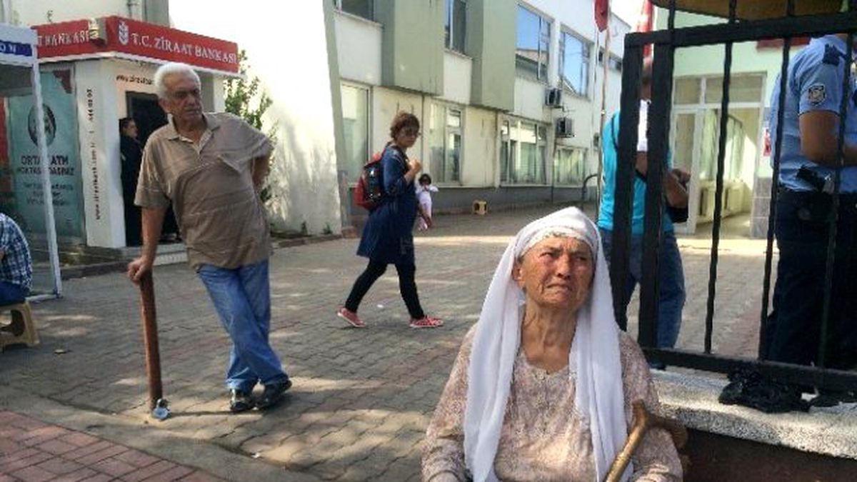 Maaş Kartını Çaldırdığını Sanan Yaşlı Kadın Gözyaşlarına Boğuldu