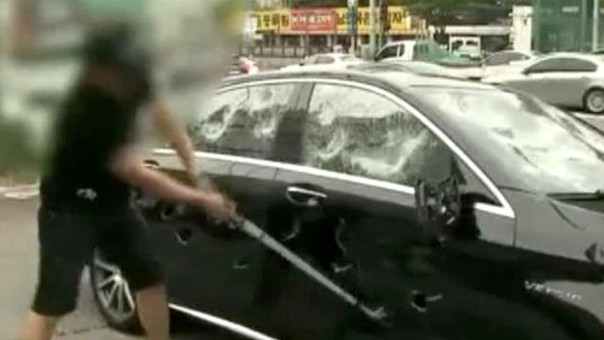 Çılgın Genç Sinirlenince Mercedes'ini Haşat Etti