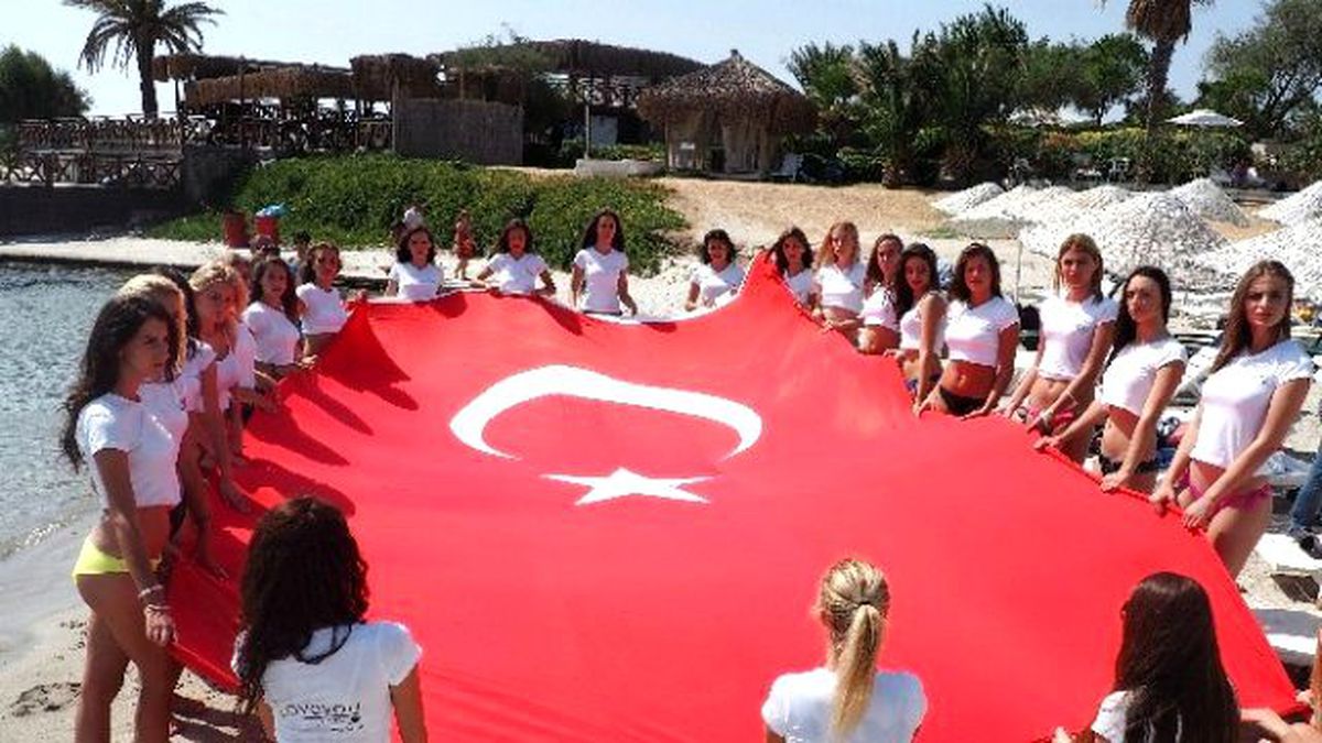Güzellerden Teröre Türk Bayraklı Protesto