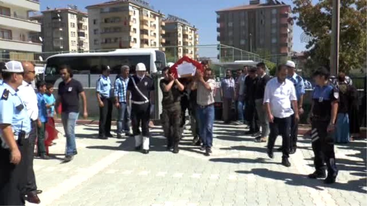Polisleri Taşıyan Aracın Kaza Yapması - Cüneyt Bankur\'un Cenazesi
