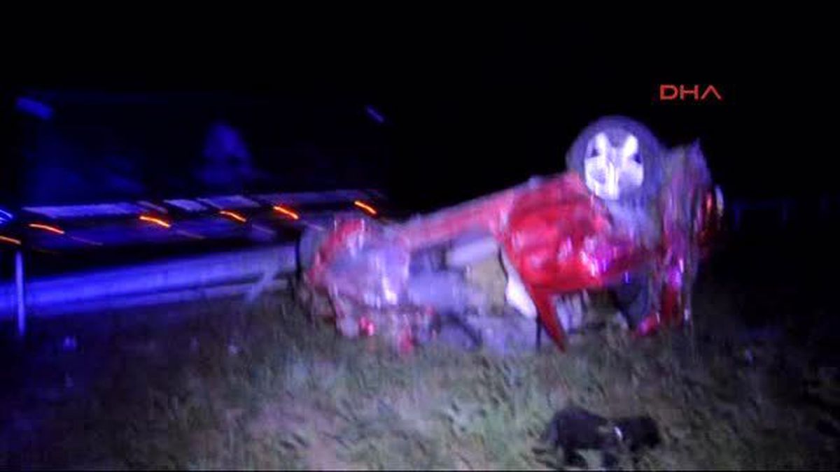 Sakarya Tem\' de Bariyere Çarpıp Sürüklenen Otomobilde 1 Kişi Öldrü, 3 Kişi Yaralandı