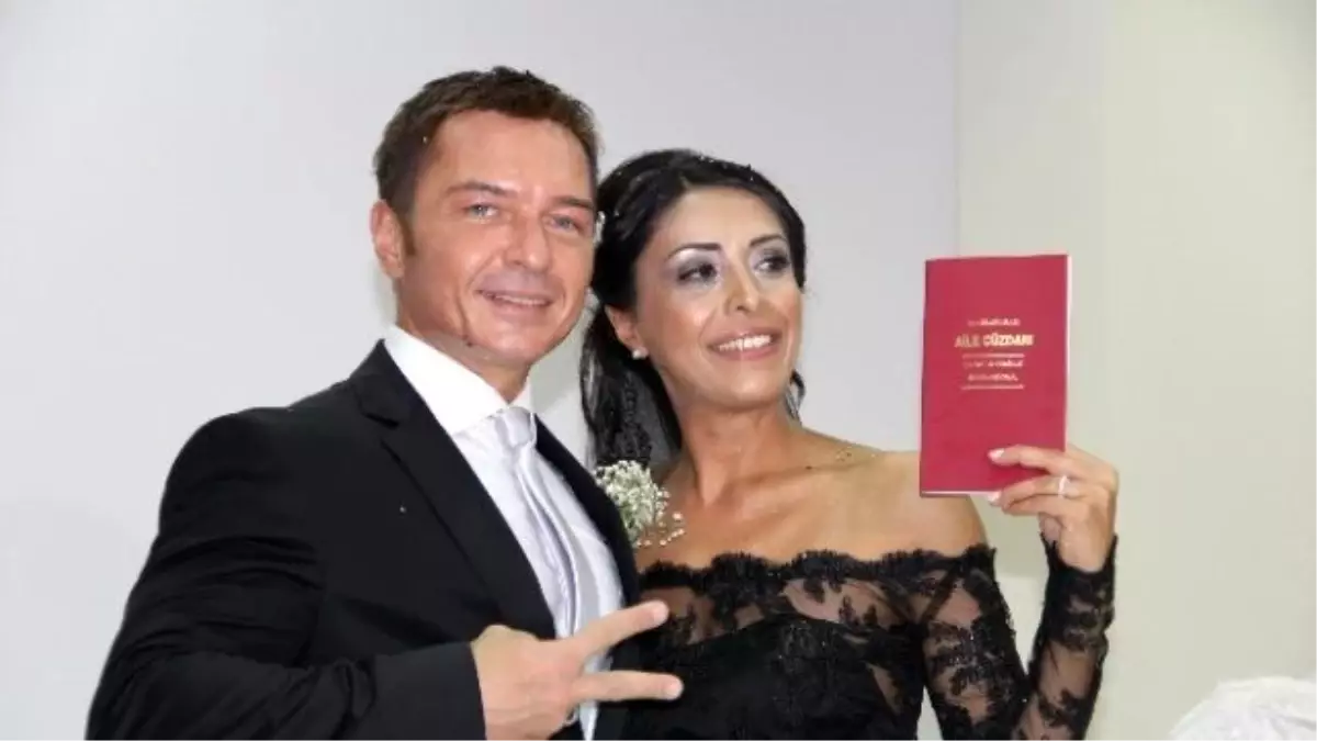 Şehitler İçin Siyah Gelinlik Giydi