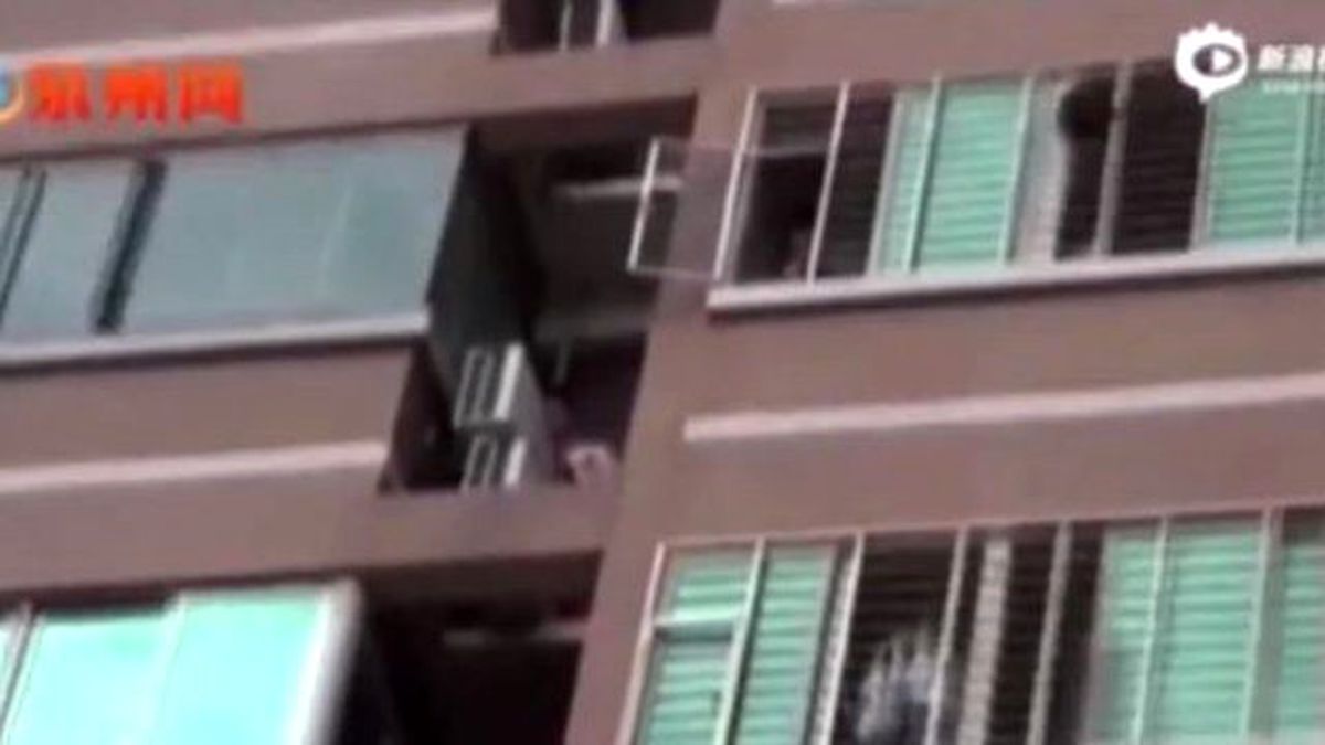 Sevgilisinin Kocasından Kaçarken Klimalara Sıkıştı