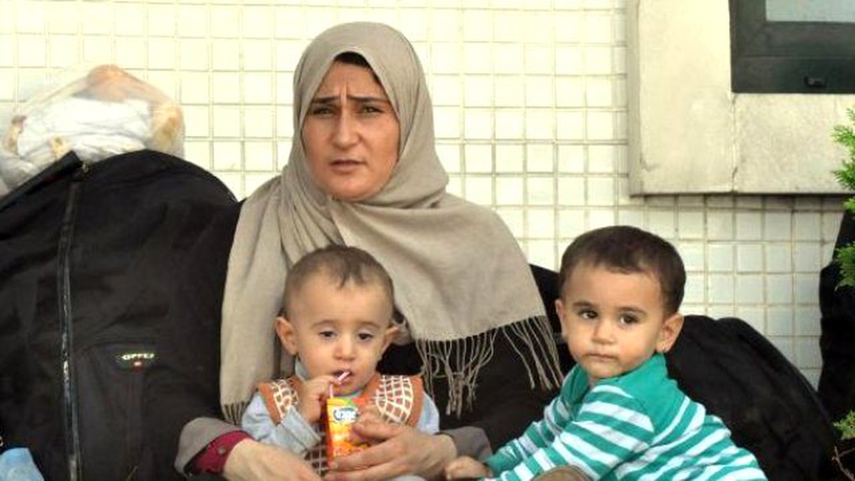 Suriyeli Sığınmacılar Otogarda Cuma Namazı Kıldı