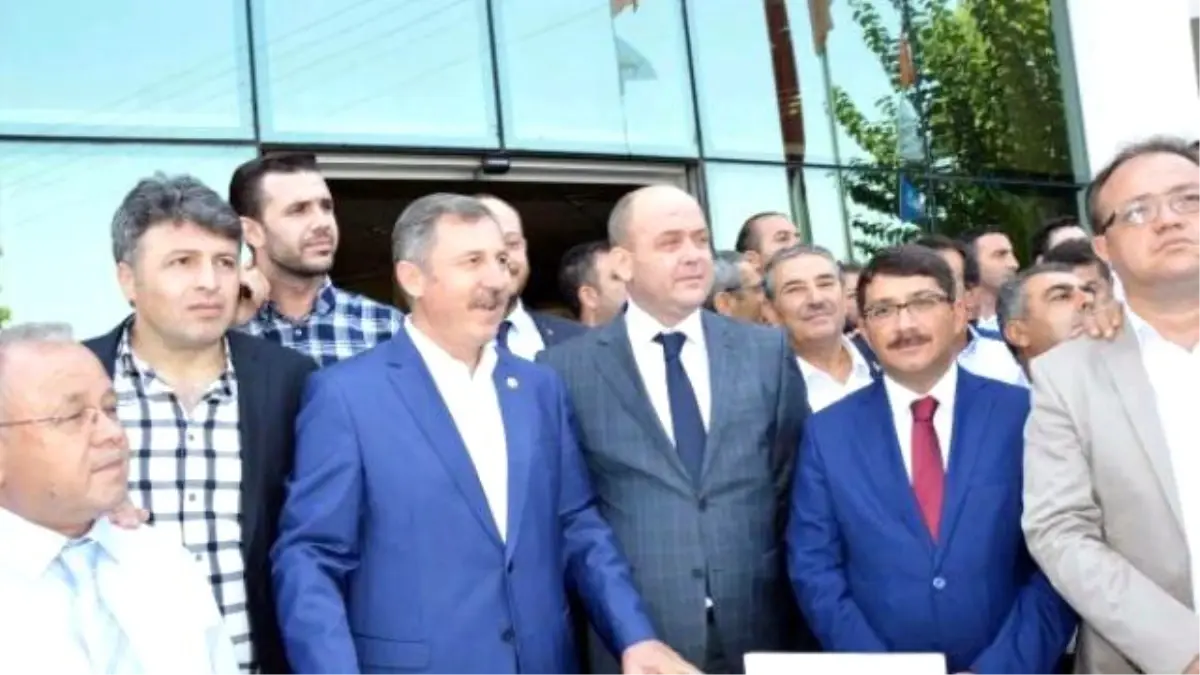 Ak Partili Özdağ Spil\'e Türk Bayrağı Dikecek