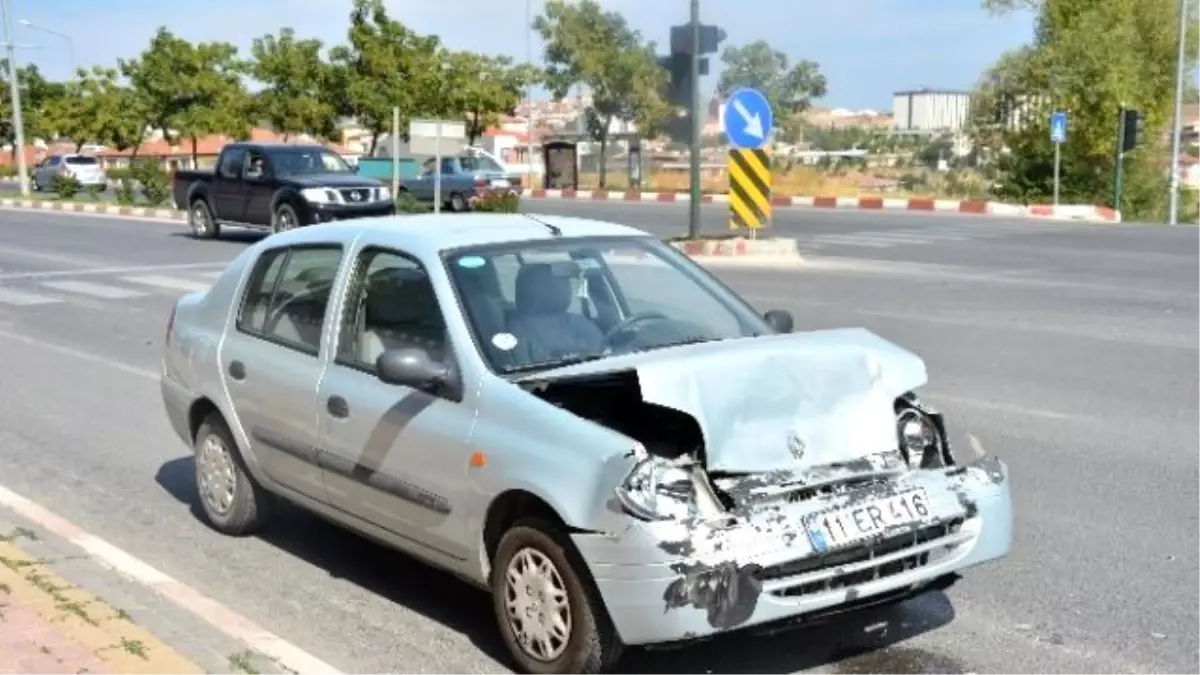 Bilecik\'te Trafik Kazası, 1\'i Çocuk 2 Yaralı