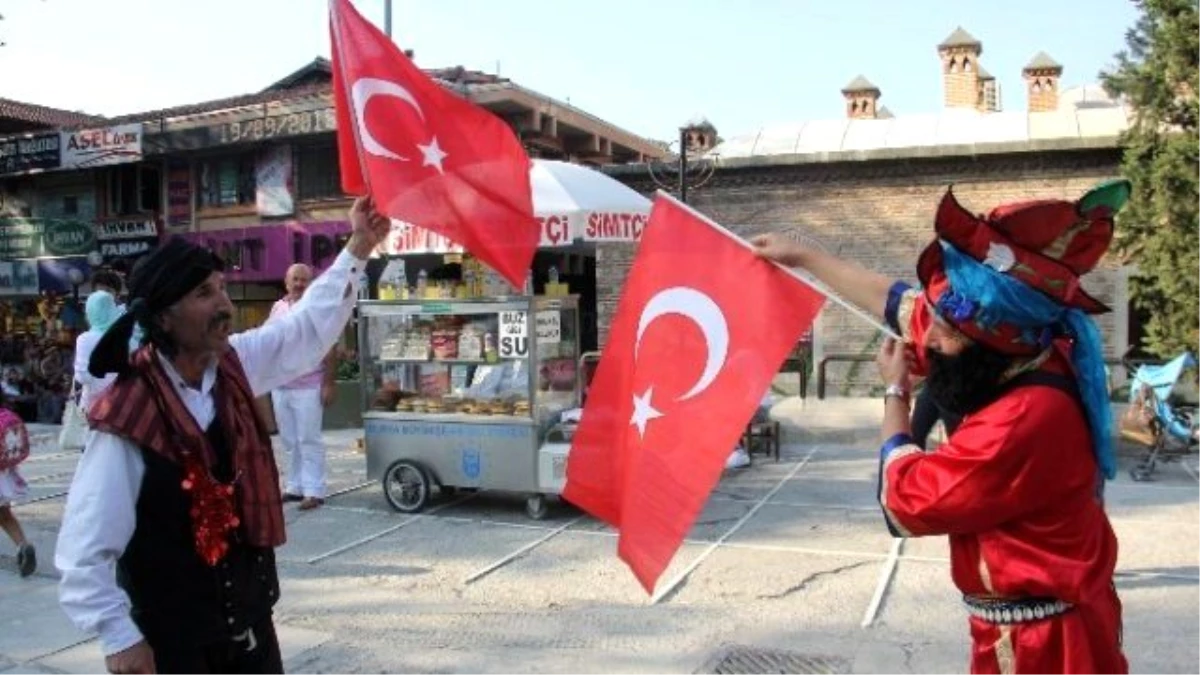 Bursalı Tiyatrocu Hdp\'yi Karagöz Kıyafetiyle Protesto Etti