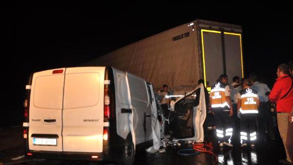 Eskişehir\'de Minibüs Tır\'a Çarptı: 1 Ölü, 1 Yaralı