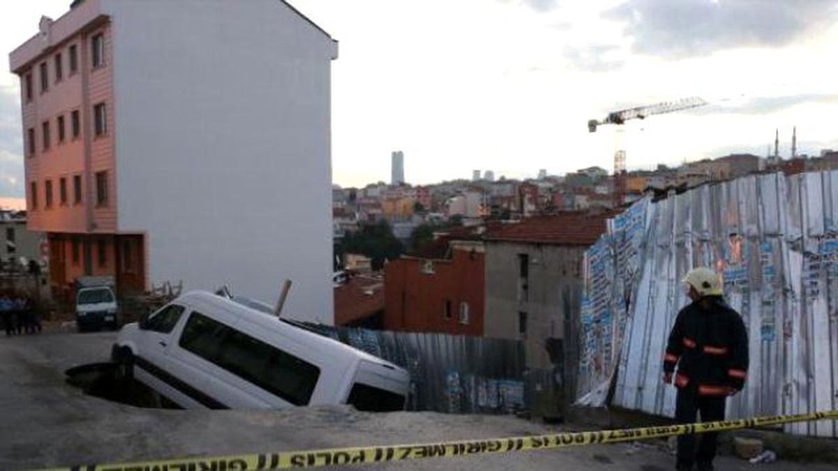 Kağıthane'de Yol Çöktü, Servis Minibüsü İçine Düştü