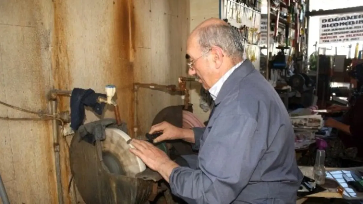 Kastamonu\'da Bıçak Bileyicileri Kurban Mesaisine Erken Başladı