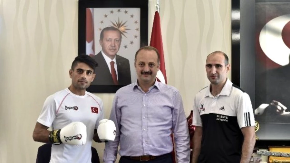 Kickboks Türkiye Şampiyonu\'ndan, Akgül\'e Ziyaret