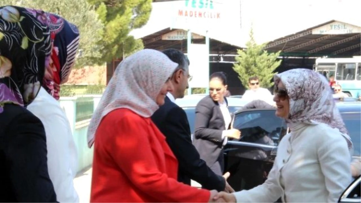 Sare Davutoğlu, Maden Şehitliğini Ziyaret Etti